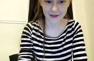 Joven rubia caliente se desnuda y es follada por el coño en la mesa de la cocina videos de sexo audio latino