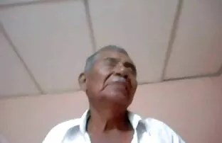 video completo sexo latino en español de niña jugando en el sofá