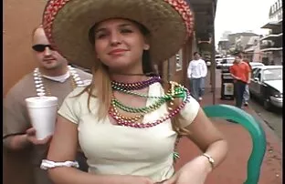 Chica guapa juega consigo misma y se divierte metiéndose pornos en español latino un consolador en el coño
