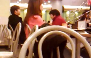 Dos chicos taladran y facializan videos xxx audio latino a una pelirroja sexy en el sofá