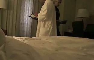 Nena rubia caliente atrapada masturbándose azotada en la cama sexo xxx en español latino