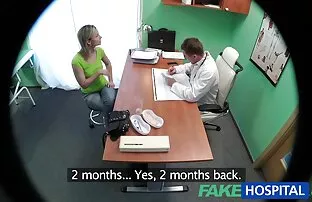 Pareja madura se folla a su adolescente en un trío porno idioma español latino cachondo
